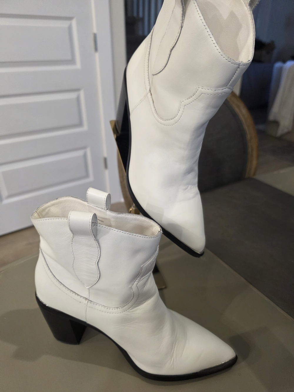 *EUC* Steve Madden Super White Ankle Boots W Silver Trim On Toe & Heel